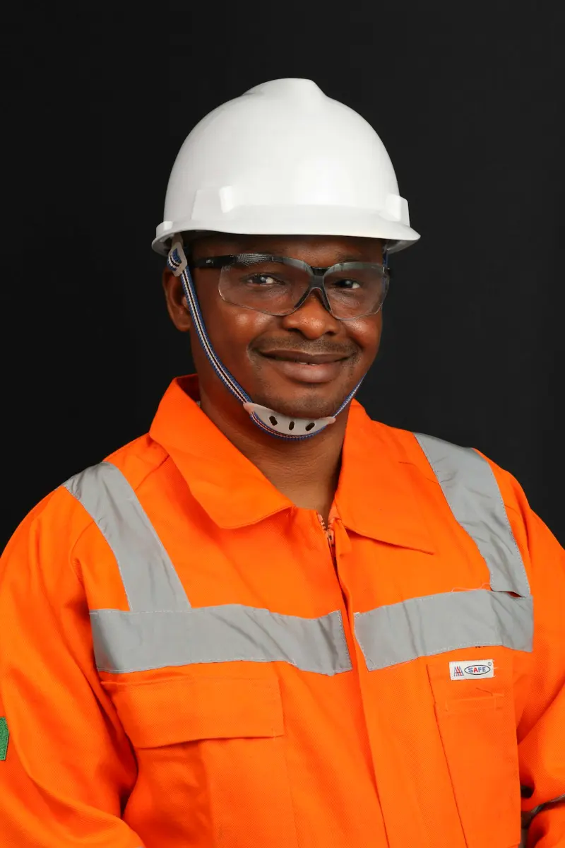 Profissional sorridente com capacete e colete de alta visibilidade