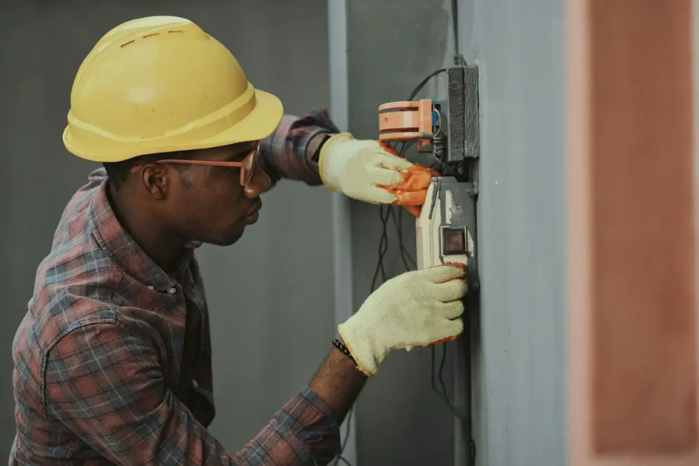 Electricista a instalar cablagem
