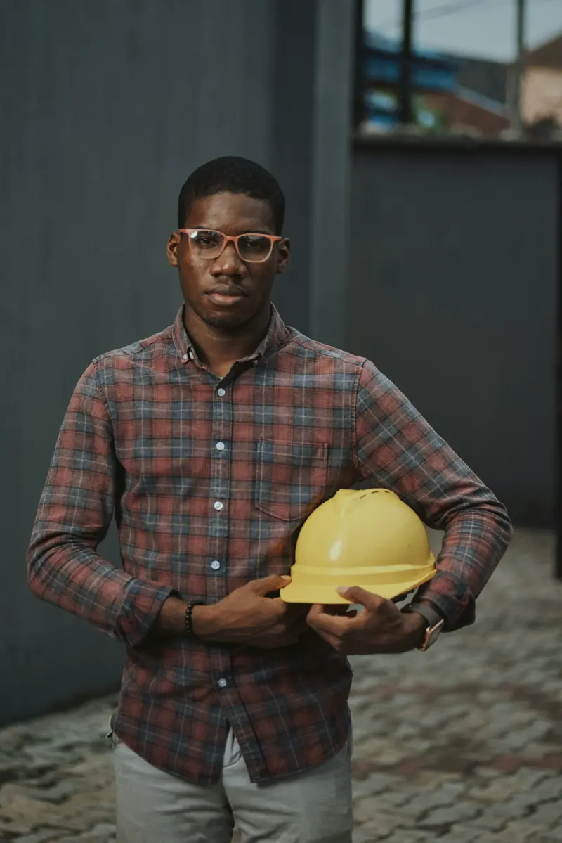 Profissional com capacete de segurança na mão
