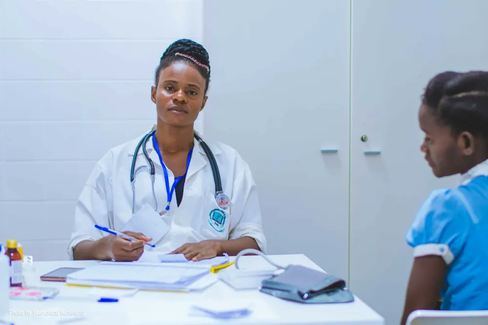 Médica no consultório