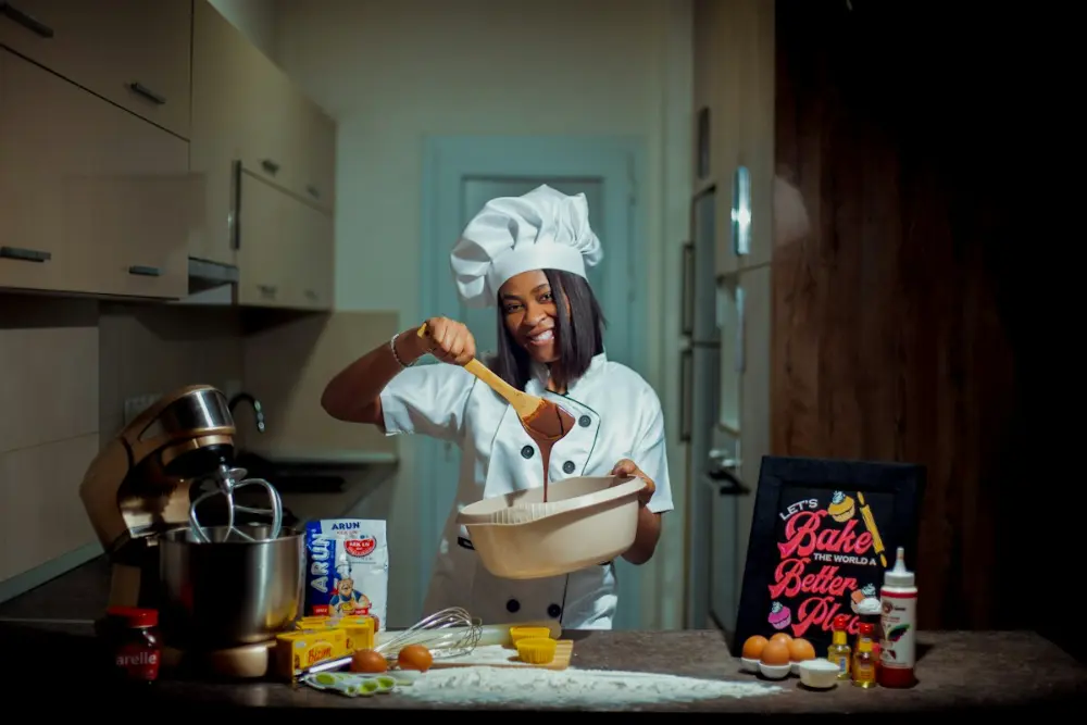 Cozinheira a preparar uma refeição